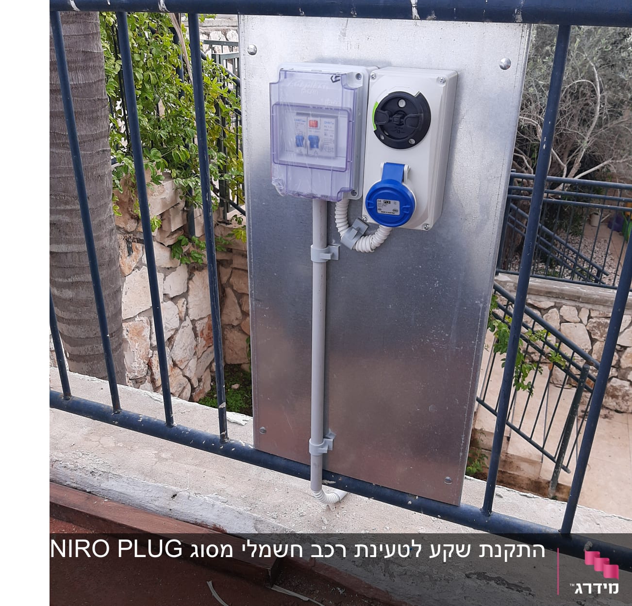 שקעי חשמל מותקנים על לוח מתכת עם כבלים